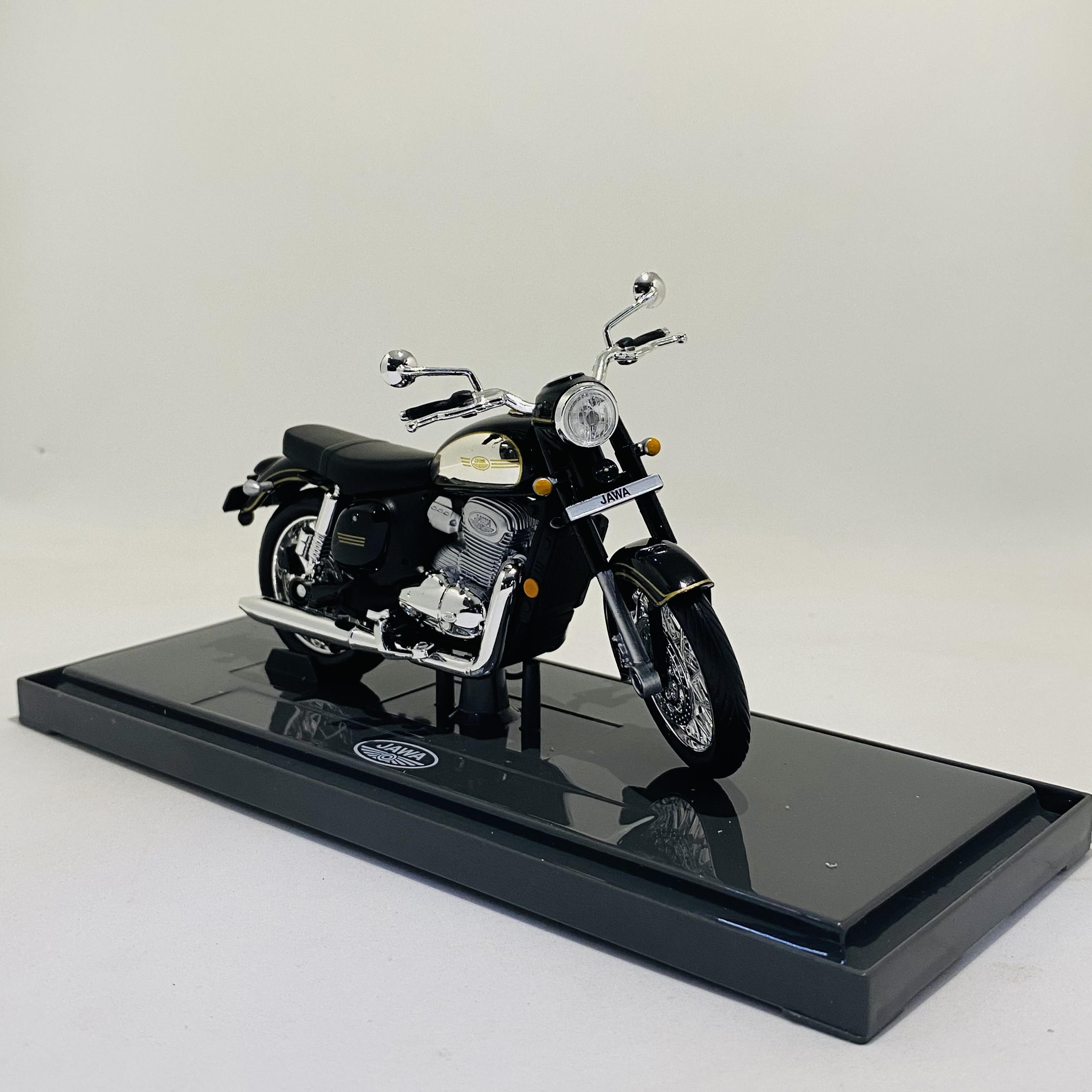 Jawa Motorcycle 1:18 Scale Die-Cast Model – Collector’s Edition